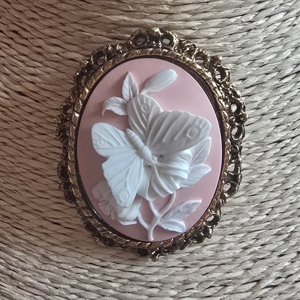 Vtg resin gold tone butterfly cameo brooch victorian style filigree romantic